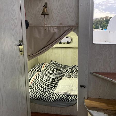 Bateau-Gite Sur Le Halage De La Mayenne L'Huisserie ภายนอก รูปภาพ