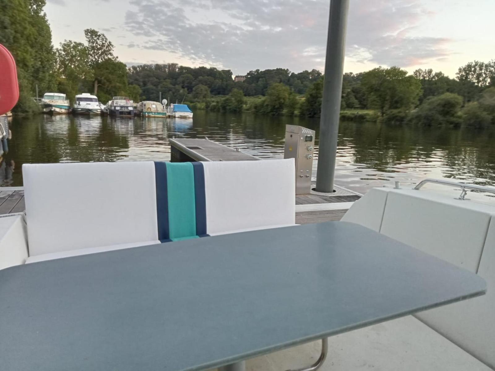 Bateau-Gite Sur Le Halage De La Mayenne L'Huisserie ภายนอก รูปภาพ